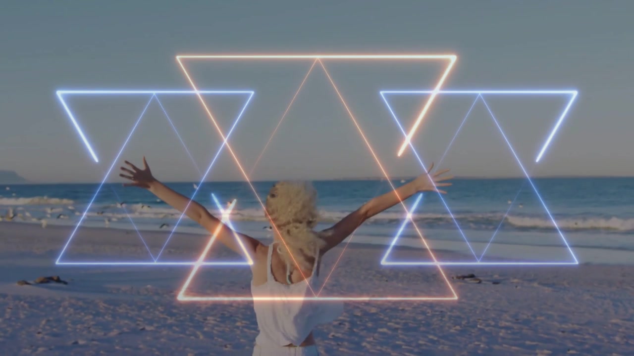 Donna che cammina in pantaloncini e canotta bianca dirigendosi verso una spiaggia sabbiosa, con la clip che inizia con triangoli al neon pulsanti