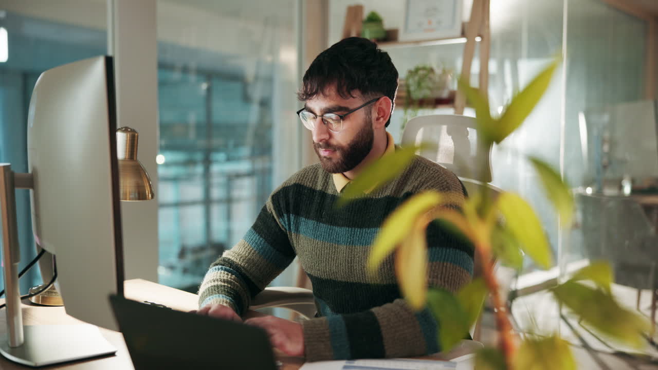 un uomo lavora al suo computer in un ufficio