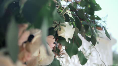 Detail-Einer-Schönen-Blumen-Für-Bogen-Auf-Hochzeitszeremonie---Hochzeit-Im-Freien---Nahaufnahme-Geschmückt