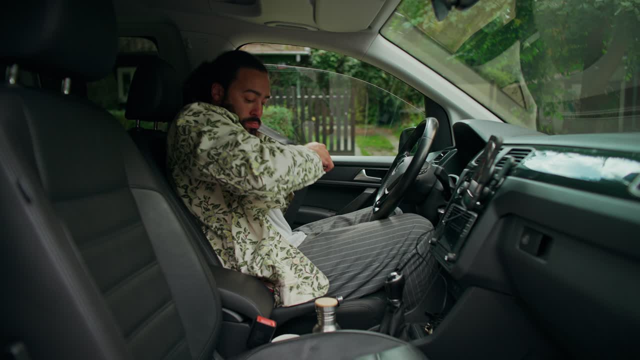 Hombre conduciendo un coche