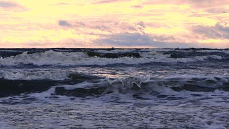 Olas-En-El-Mar-Durante-Una-Tormenta-Al-Atardecer