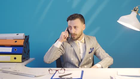 hombre de negocios feliz hablando por teléfono y ocupándose de los negocios.