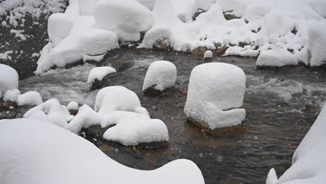 Una-Tormenta-De-Nieve-De-Invierno-Congelada-En-El-Río-En-El-Parque-De-Monos-De-Nieve-En-La-Montaña-En-Japón