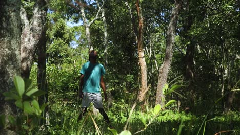 toma en cámara lenta de un hombre caminando en el bosque del parque de juegos cerca de la ciudad