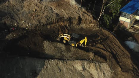 una excavadora despoja la tierra a medida que se hace espacio para más casas en la capital de nepal, katmandú.