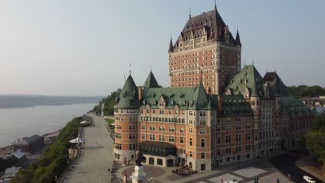 Luftaufnahmen-Des-Berühmtesten-Wahrzeichens-Von-Château-Frontenac,-Der-Altstadt-Von-Quebec,-Kanada,-Drohnenaufnahme-Eines-Alten-Gebäudes-Im-Kolonialstil