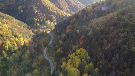 Imágenes-Aéreas-Sobre-La-Carretera-Escénica-De-Los-Pirineos-Y-El-Bosque-De-Montaña-En-Otoño-En-El-Norte-De-España-Durante-La-Hermosa-Puesta-De-Sol