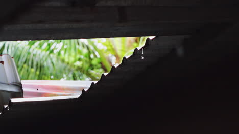 Gotas-De-Agua-De-Lluvia-Sobre-El-Techo-Metálico.