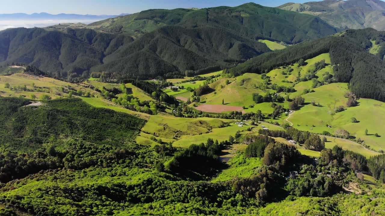 vista aérea del valle de takaka hill, cubierto de vegetación verde brillante y exuberante, nueva zelanda, en un día soleado
