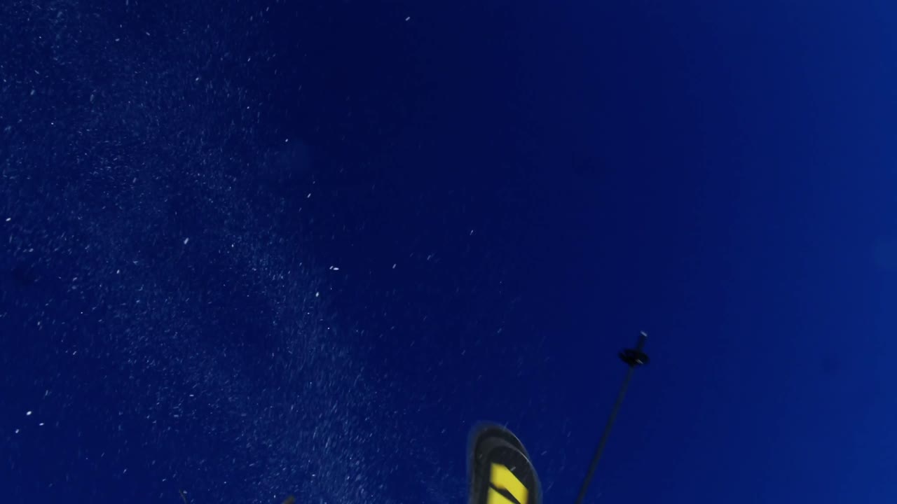 persona haciendo snowboard en una montaña nevada