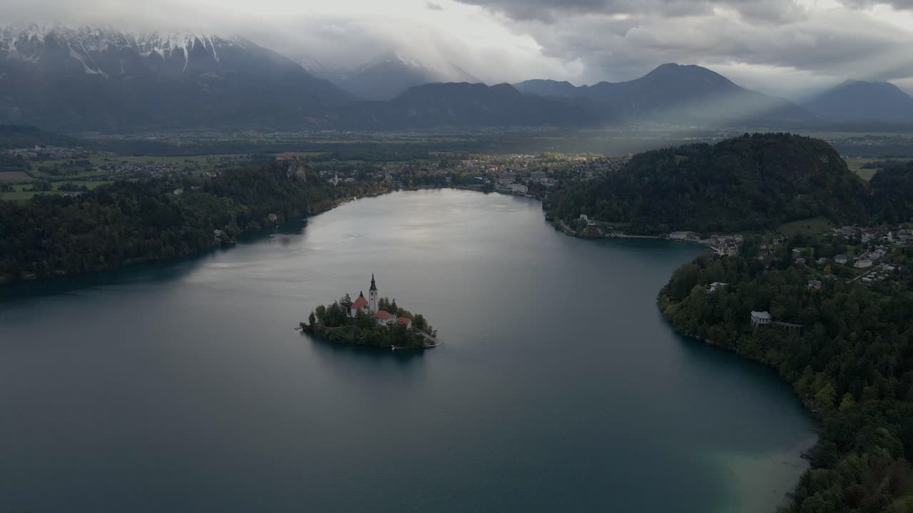 Tranquillo Lago di Bled con chiesa e alba dietro le Alpi Giulie, Slovenia