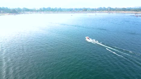 Touristenort-Patratu-Damm-Und-Wassersportaktivitäten,-Luftaufnahme