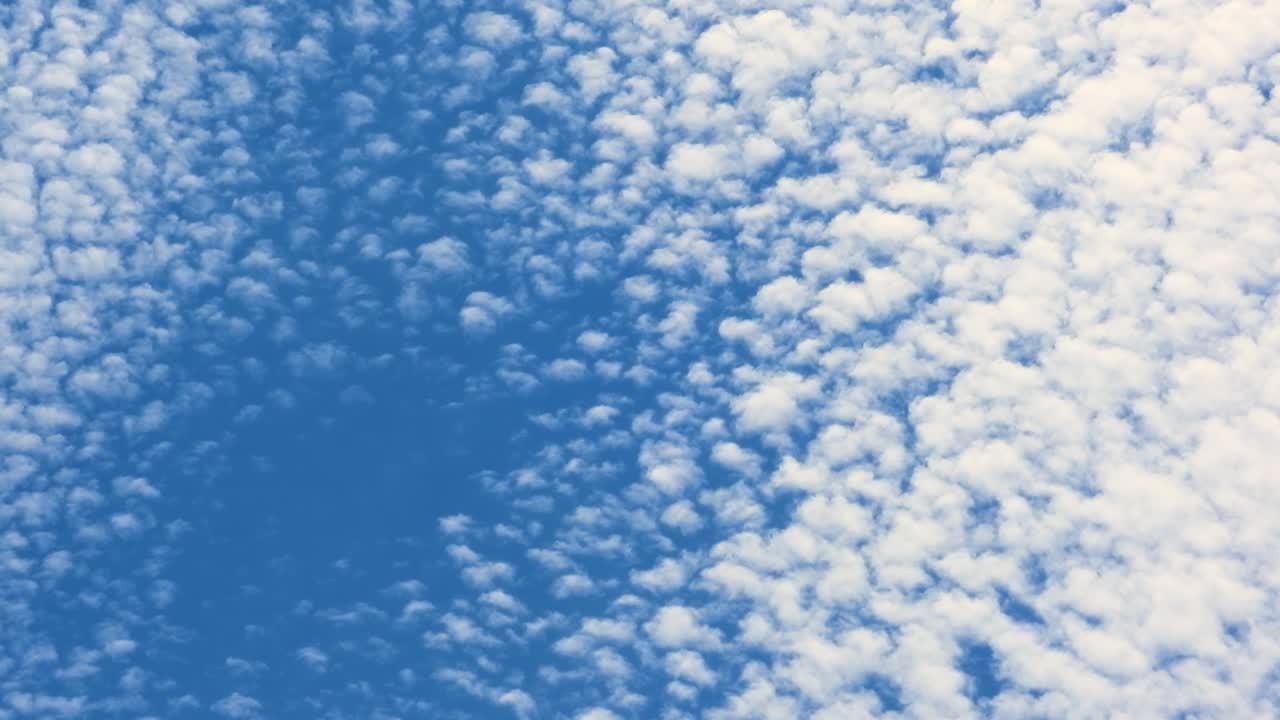 평화로운 푸른 하늘을 가로질러 떠다니는 색 구름의 시간 흐름, 평온하고 조용한 분위기