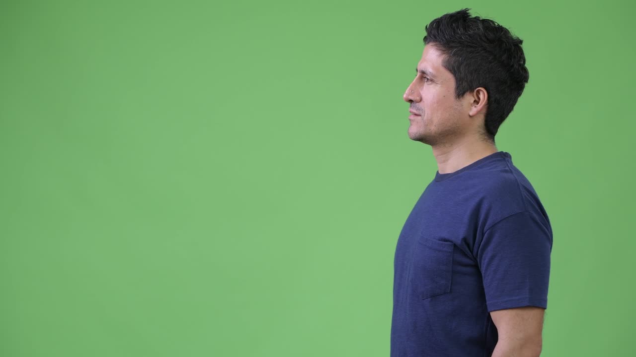 Hispanik adamın profil görünümü.