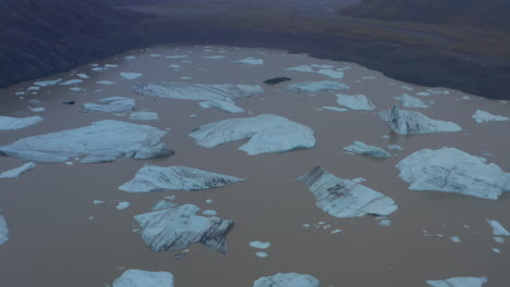 tiro aéreo descendente sobre el campo de iceberg desde un glaciar