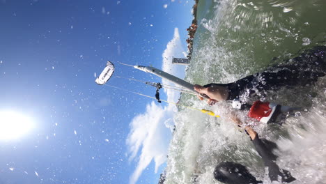 Professioneller-Kitesurfer,-Der-Tricks-Auf-Dem-Kiteboard-Pov-Vertikal-Ausführt