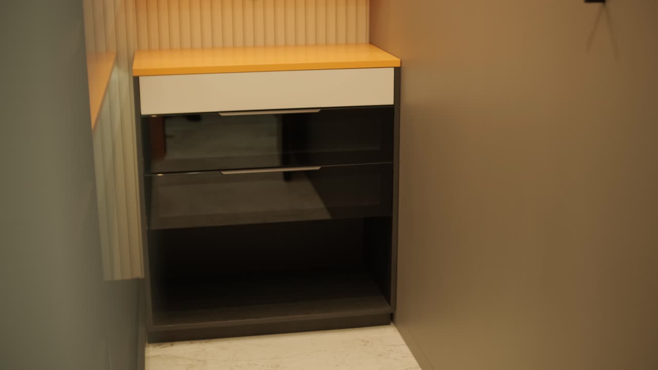 interior de hogar minimalista elegante y elegante con líneas limpias, colores neutrales e iluminación ambiental cálida, creando un ambiente acogedor y moderno.