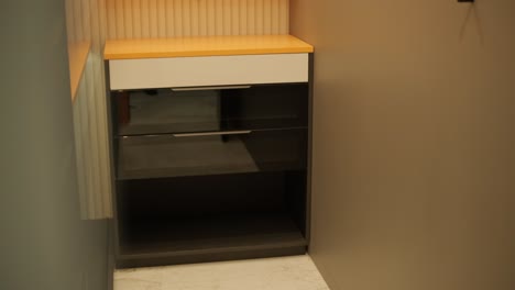 interior de hogar minimalista elegante y elegante con líneas limpias, colores neutrales e iluminación ambiental cálida, creando un ambiente acogedor y moderno.