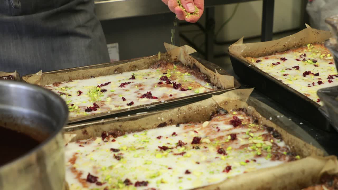 el chef salpicando con pistachos triturados