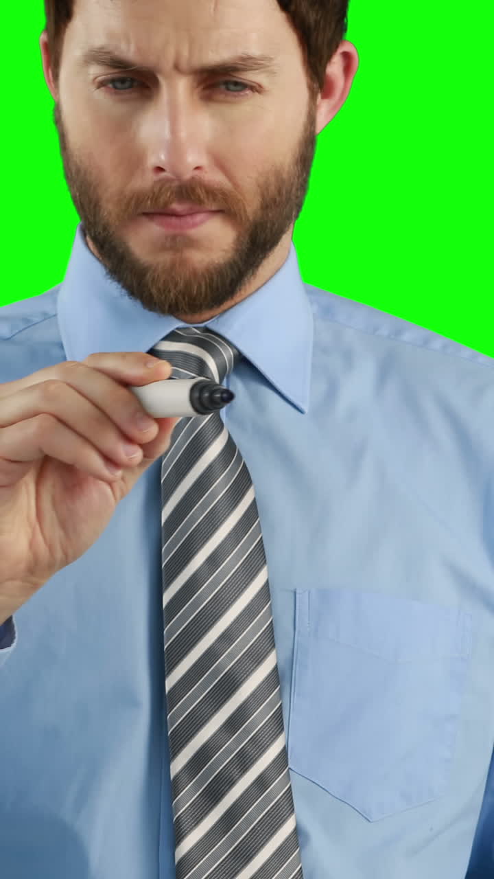 보이지 않는 보드 에 글 을 쓰는 사려 깊은 사업가