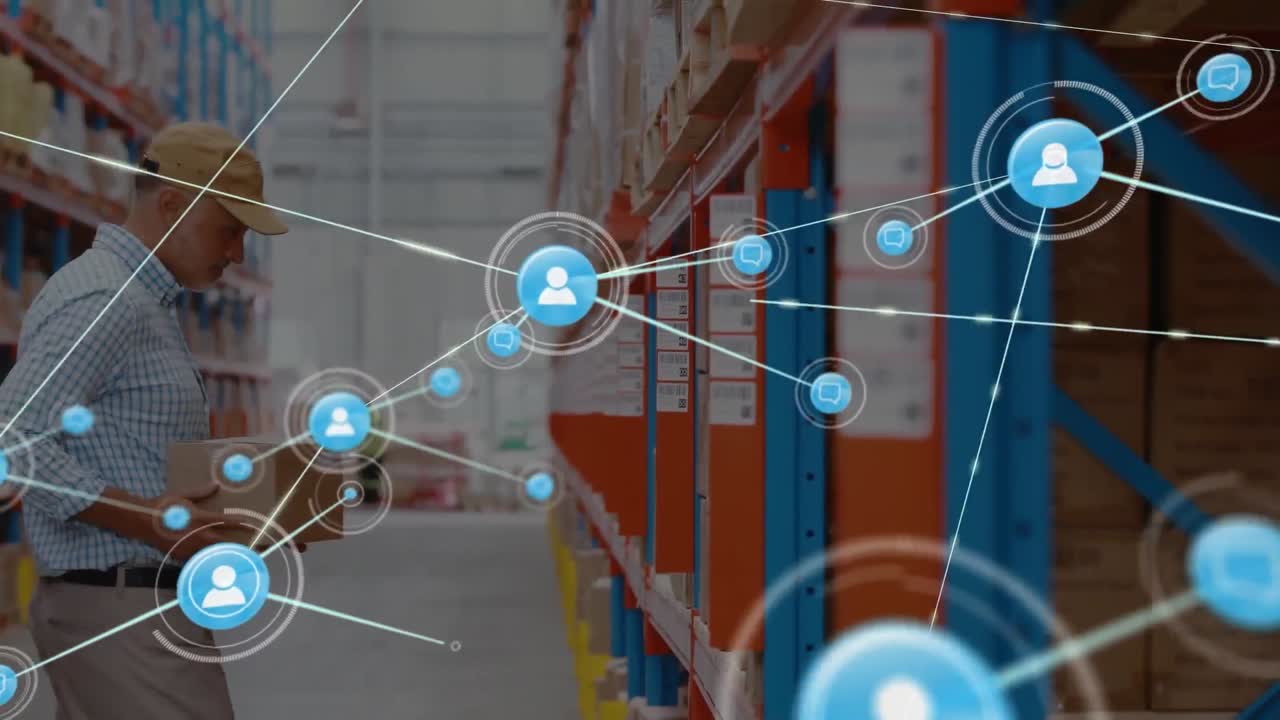 red de iconos digitales contra el supervisor masculino senior que mantiene una caja en el estante en el almacén