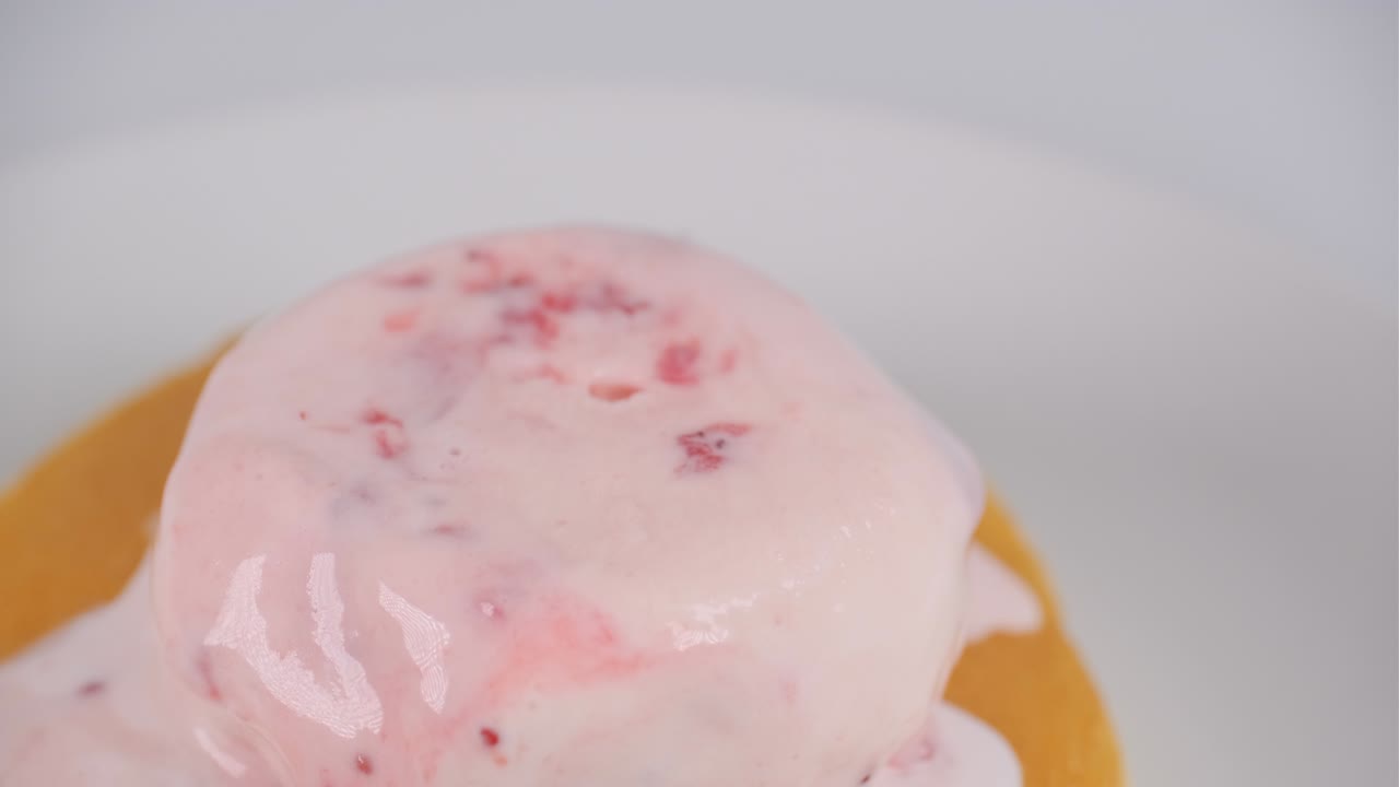 딸기 아이스크림과 함께 팬케이크