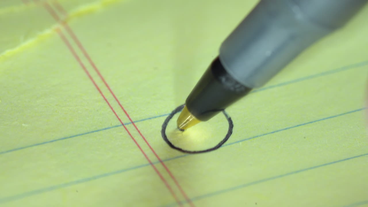 일부 법적 용지와 펜이 이동하는 샷 닫기