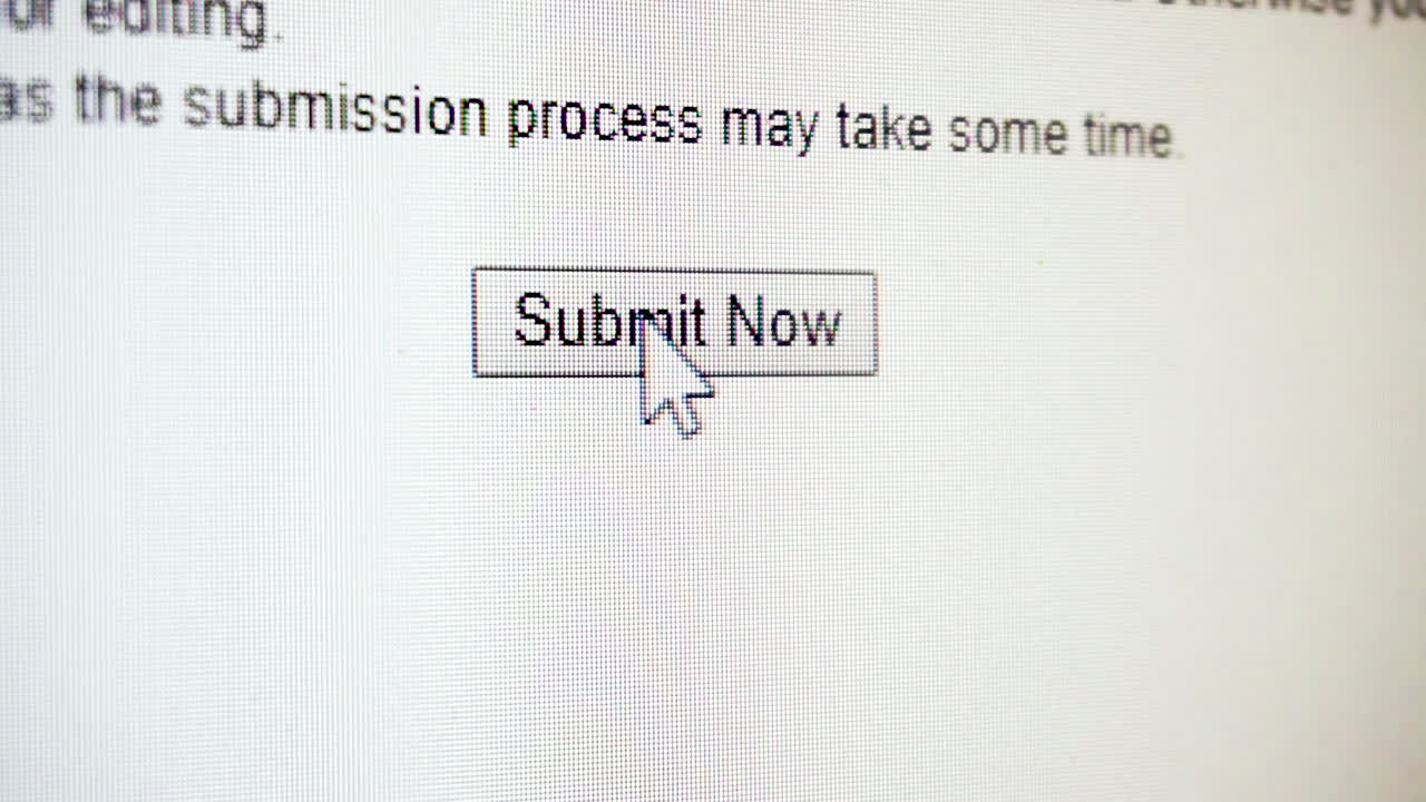 컴퓨터 화면에서 '지금 제출' 버튼 클릭 닫기