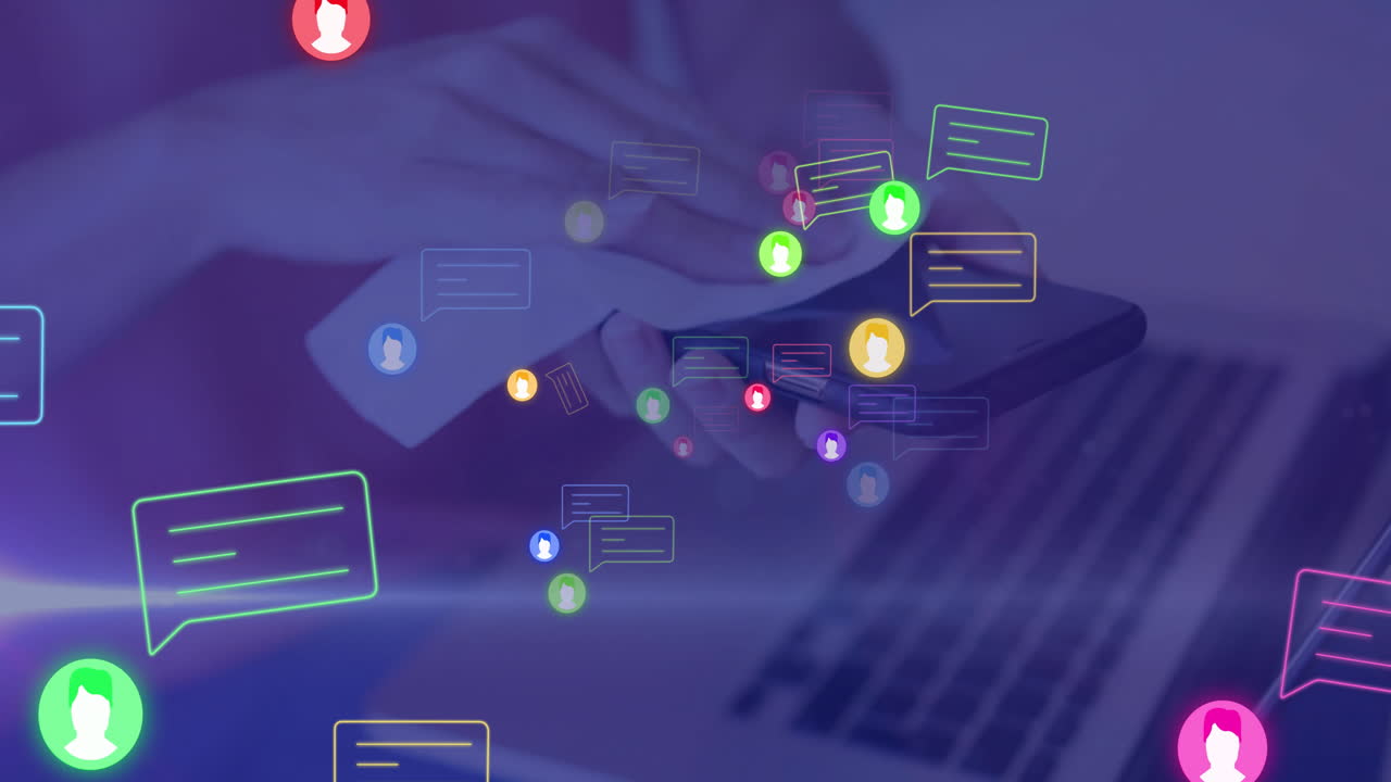 animación de iconos de los medios sobre una mujer caucásica limpiando su teléfono inteligente
