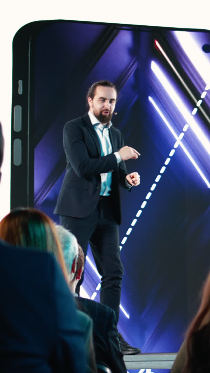 Il responsabile dei prodotti Video Vertical annuncia il lancio del prodotto con la presentazione di un nuovo smartphone