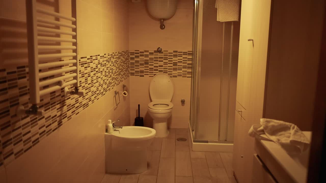 un baño limpio y elegante con ducha y inodoro