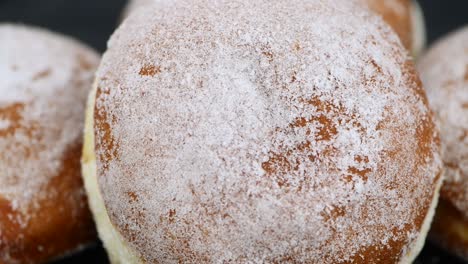 rosquillas berlineras frescas que giran en un plato (con bucle sin costuras)