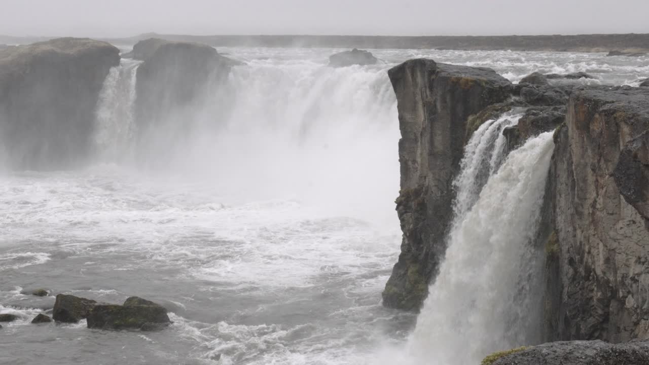 vista estática en cámara lenta de las cascadas de godafoss, islandia, a lo largo de la ruta de anillo 1