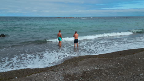 dos hombres disfrutando de la playa.