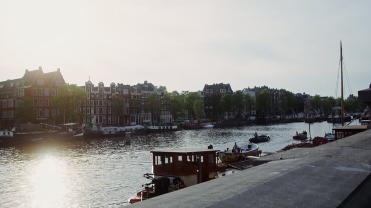 Vista del tramonto sul canale di Amsterdam
