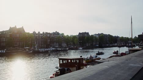 vista del atardecer en el canal de ámsterdam