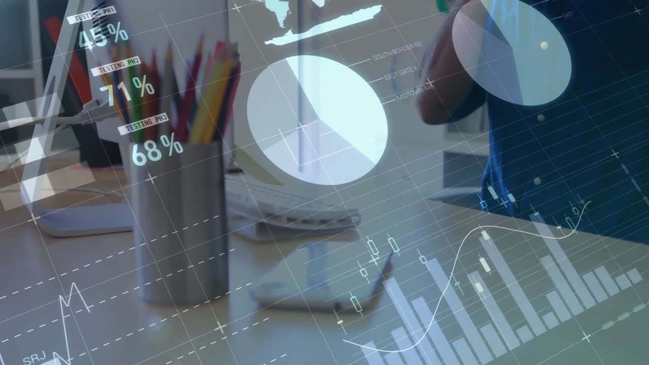 animación de procesamiento de datos y diagramas sobre empresario caucásico usando computadora en la oficina
