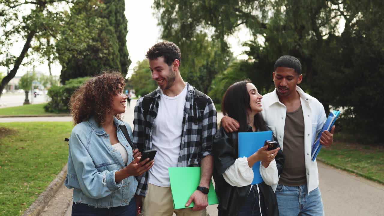 Glade studenter med ulik bakgrunn går og bruker smarttelefoner på campus.
