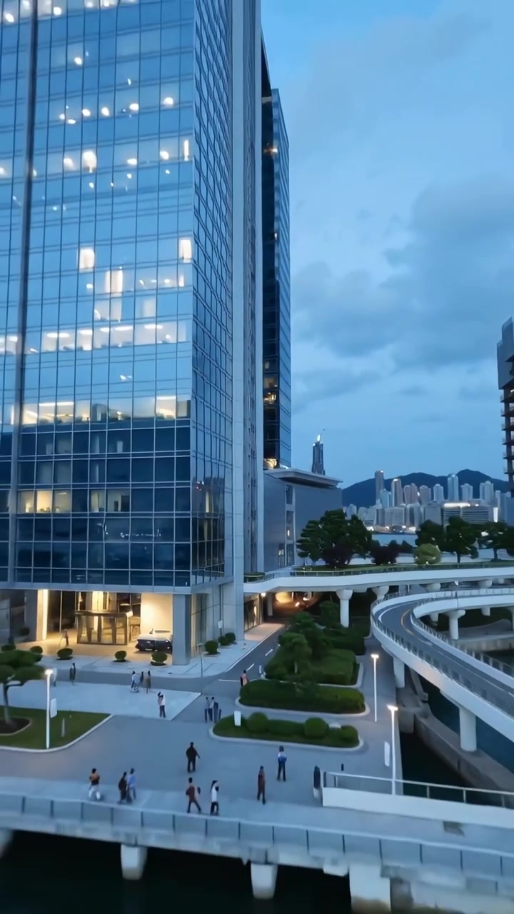 Video verticale: La telecamera si allontana rivelando una torre di vetro in una piazza sul lungomare, con facciata piastrellata visibile.