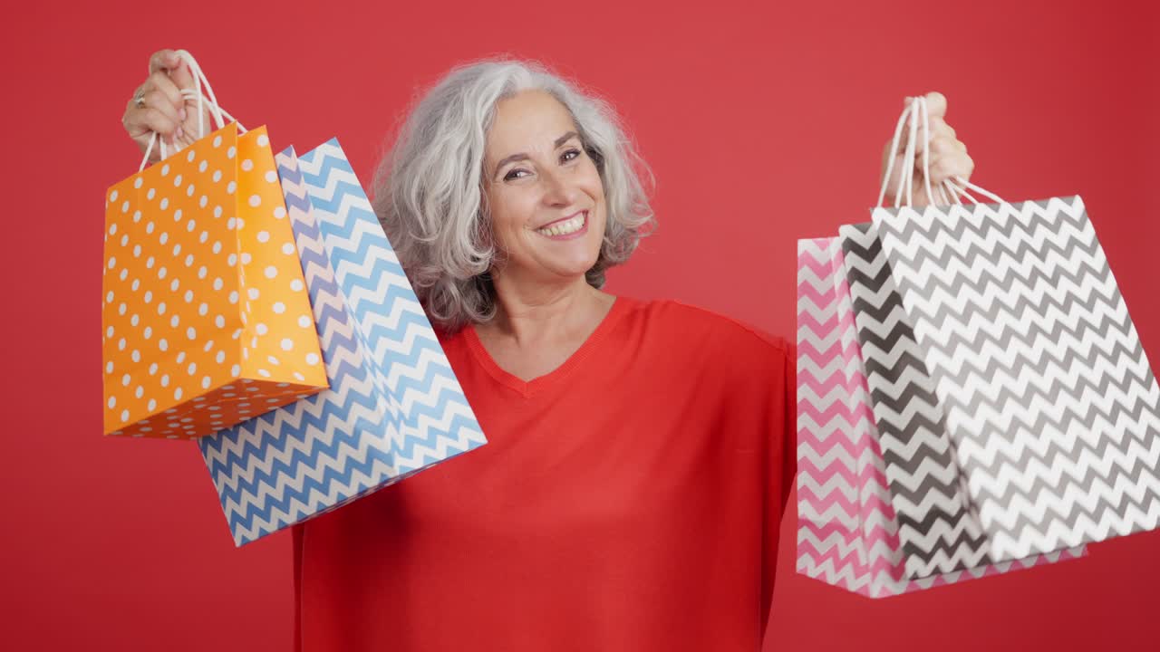 행복한 시니어 여성 쇼핑