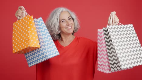 mujer senior feliz haciendo compras