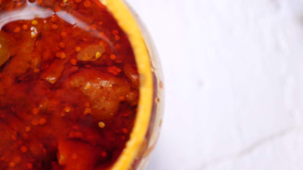 pepinillo de verduras picante en un frasco