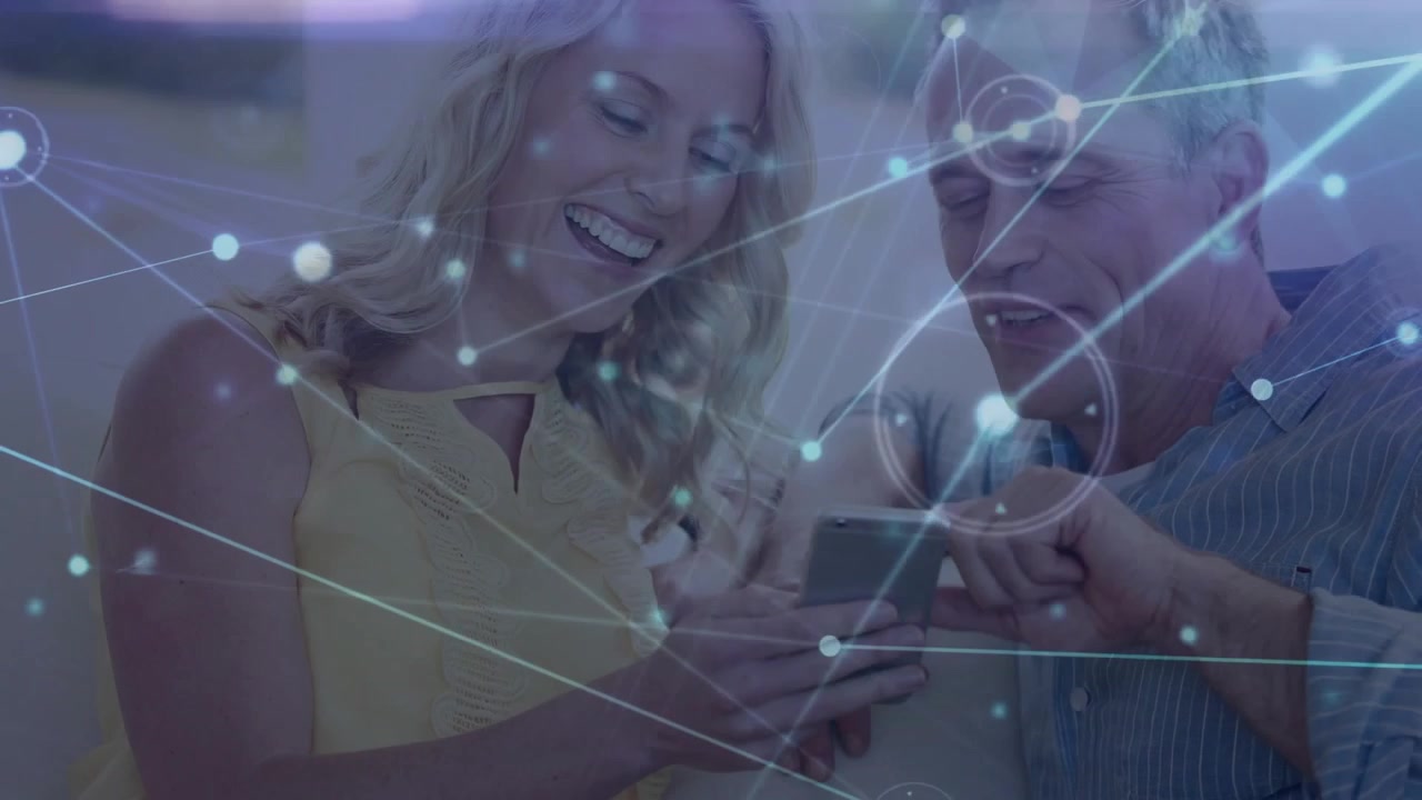 Grafici di rete animati che pulsano mentre una coppia tocca lo schermo del telefono condividendo una scoperta tecnologica