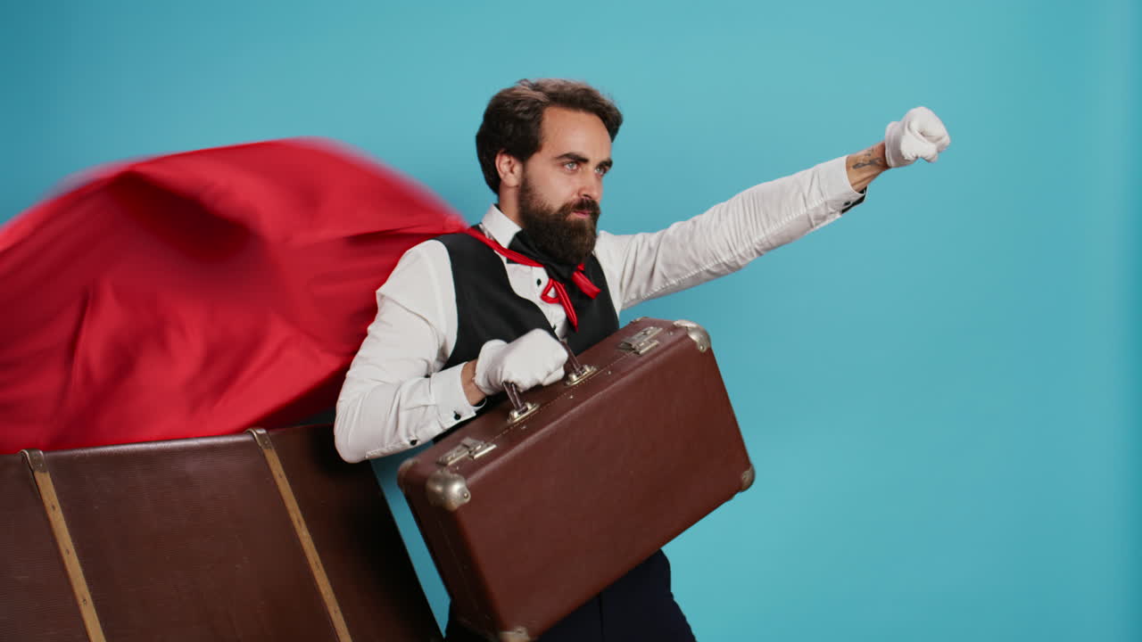 el conserje del hotel actuando como un superhéroe.