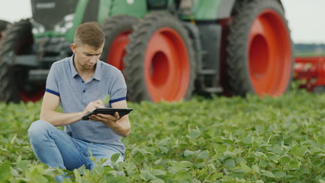 Un-Joven-Agricultor-Caucásico-Está-Trabajando-En-El-Campo-Con-Una-Tableta-2