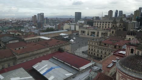 Bogota,-Kolumbiens-Historische-Hauptstadt-Mit-Hauptplatz-Und-Kirchenspitzekathedrale-Im-Kolonialstil-Im-Stadtzentrum,-Luftaufnahme