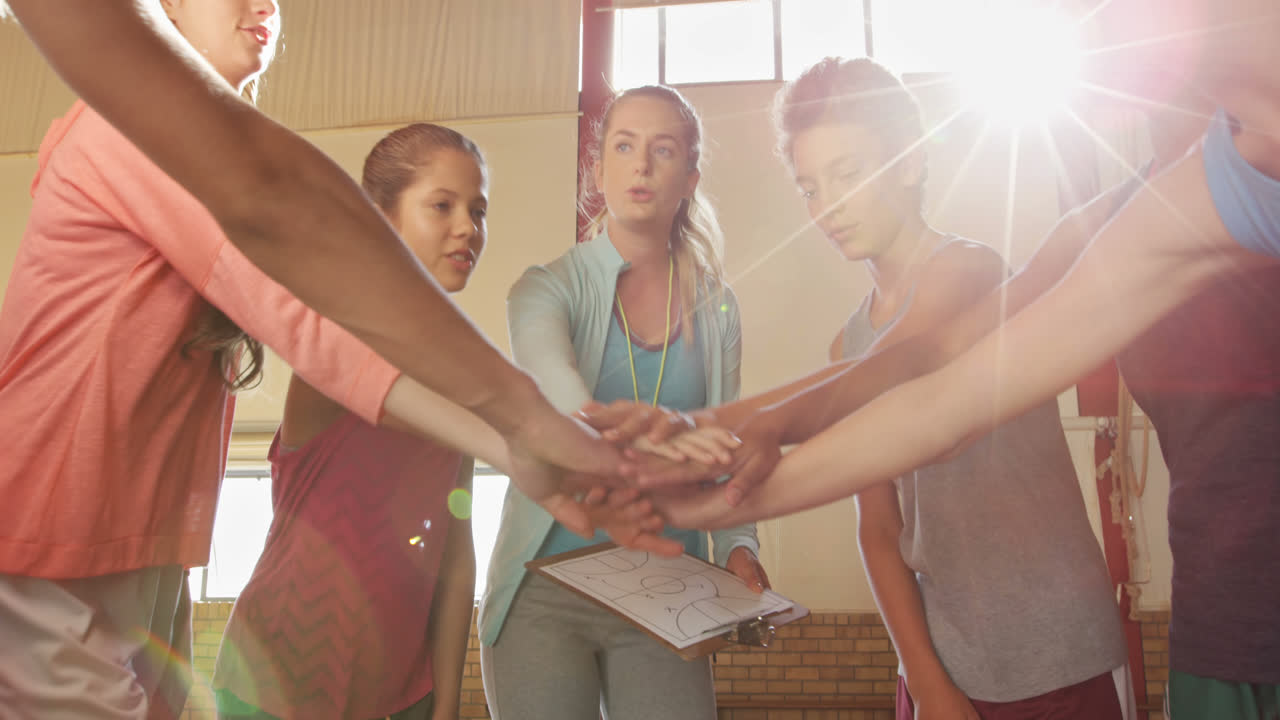 고등학교 학생들을 지도하는 여성 코치