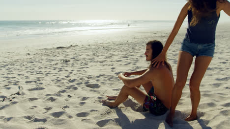 pareja divirtiéndose en la playa 4k