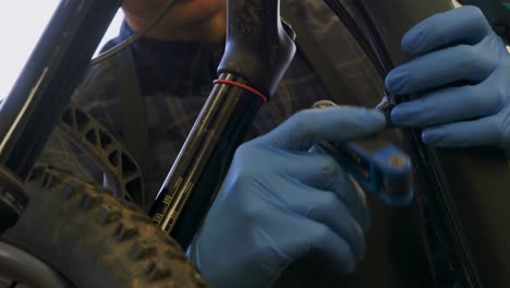 hombre reparando una bicicleta en el taller 4k