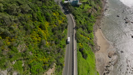 vida van, viaje por carretera, puente de acantilado marino, australia, hermoso día de verano, el establecimiento de ángulo amplio cinematográfico